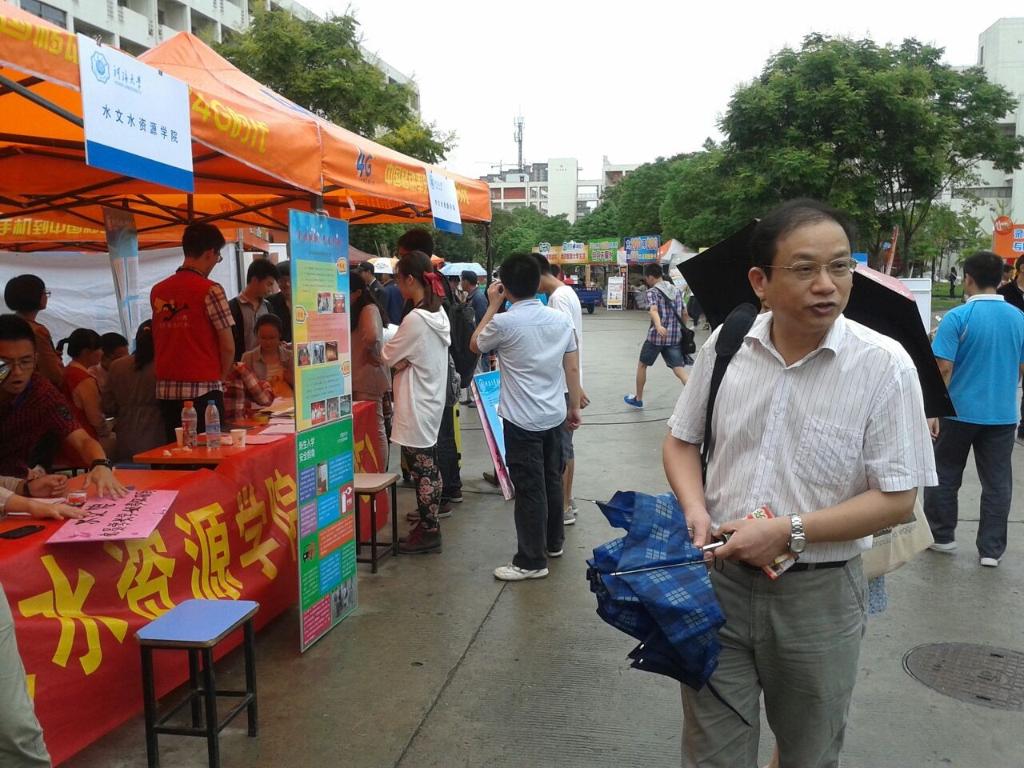    52书库
深入开展“党员师兄师姐带你报到”系列活动