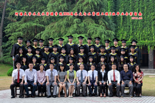 2016届52书库
水文院水文专业本科2班毕业留念