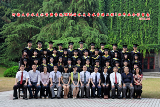 2016届52书库
水文院水文专业本科1班毕业留念