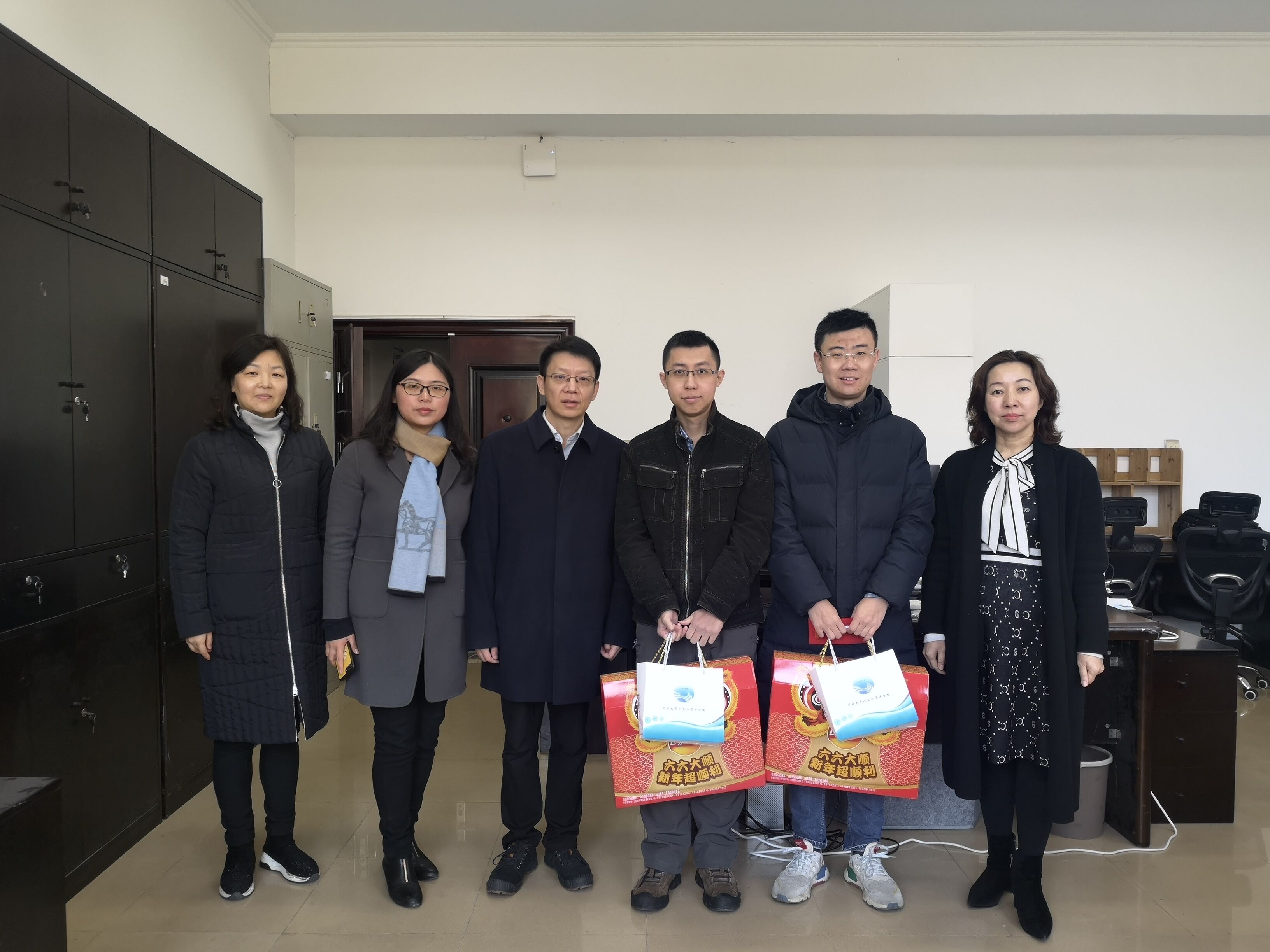   52书库
领导看望慰问留校师生