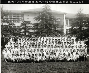 1985年52书库
水文系85届全体毕业生留影