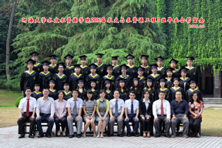 2016届52书库
水文院水文专业本科3班毕业留念