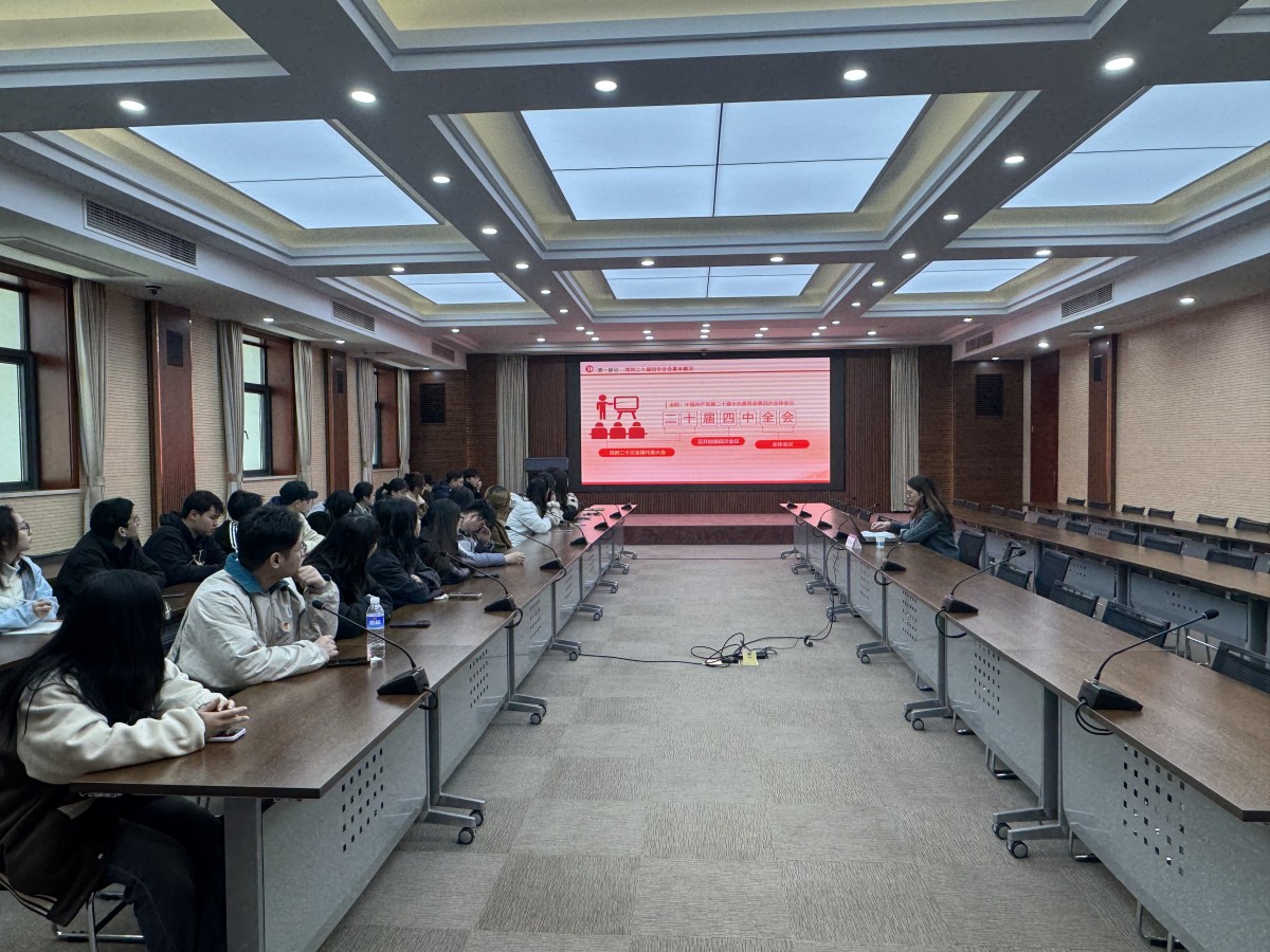    52书库
党委副书记陈培玲为研究生讲授专题党课