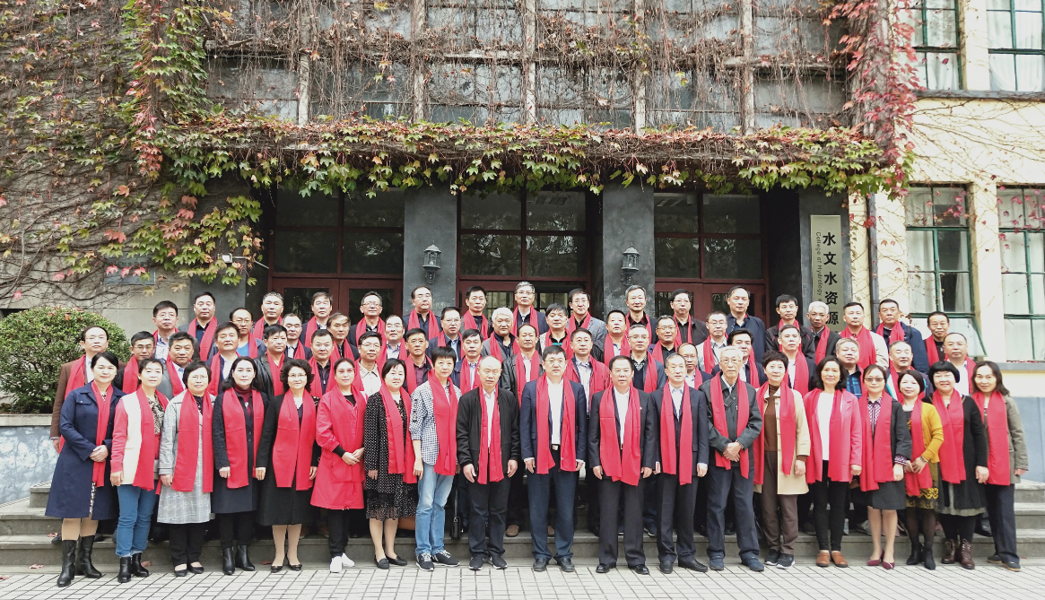   52书库
水文80级校友举行三十五周年返校活动