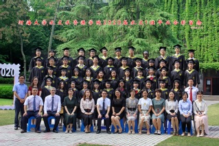 2020届52书库
水文院水文专业本科1班毕业留念