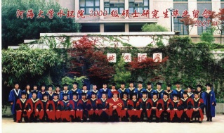 2003届52书库
水文院硕士研究生毕业留念