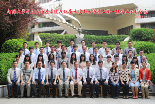 2013届52书库
水文院水文专业本科1班毕业留念