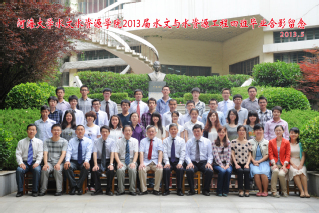 2013届52书库
水文院水文专业本科4班毕业留念