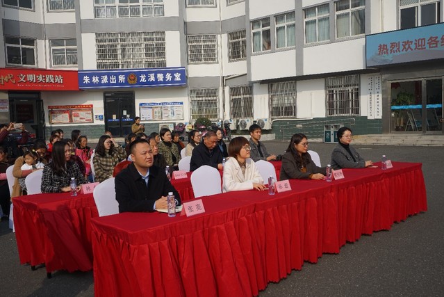    52书库
与金坛区民政局、朱林镇、龙溪村、小红妈爱心社签约共建志愿...