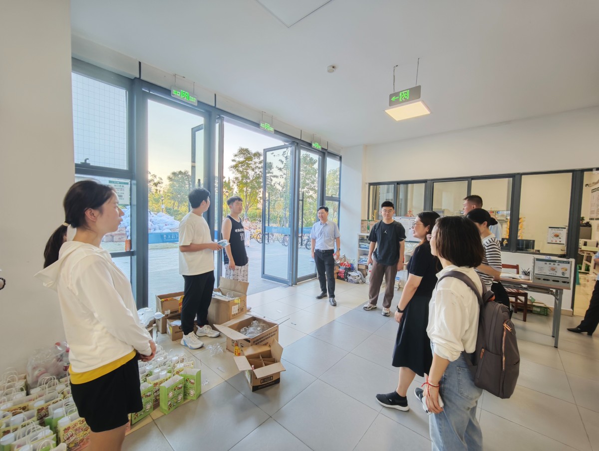    52书库
领导携手班导师、辅导员走访慰问搬迁学生