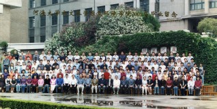 2001届52书库
水文院本科生毕业留念