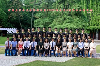 2020届52书库
水文院水文专业本科4班毕业留念