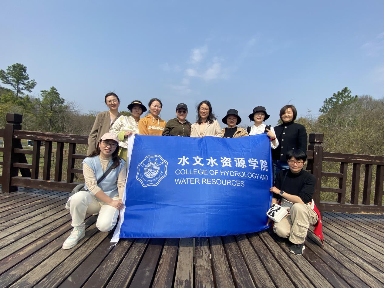 学院工会开展庆“三八”踏青活动