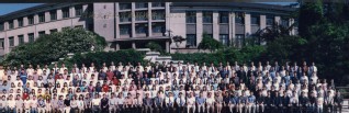 2004届52书库
水文院本科生毕业留念