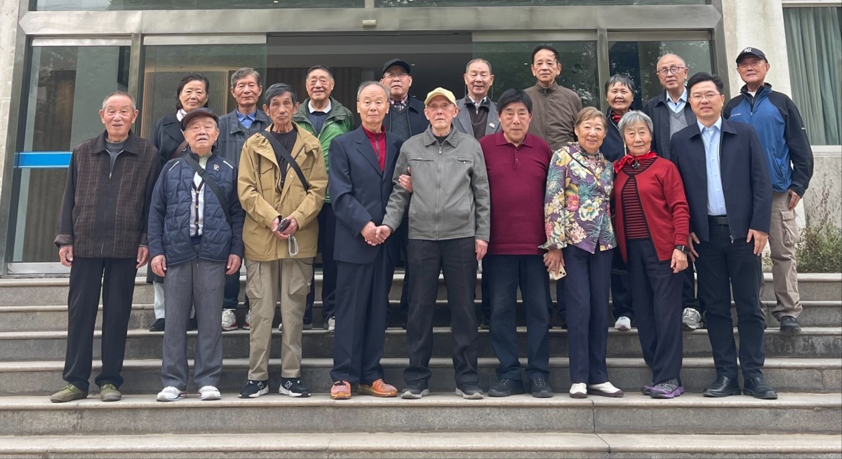    52书库
举行水文70届4班毕业55周年返校座谈会