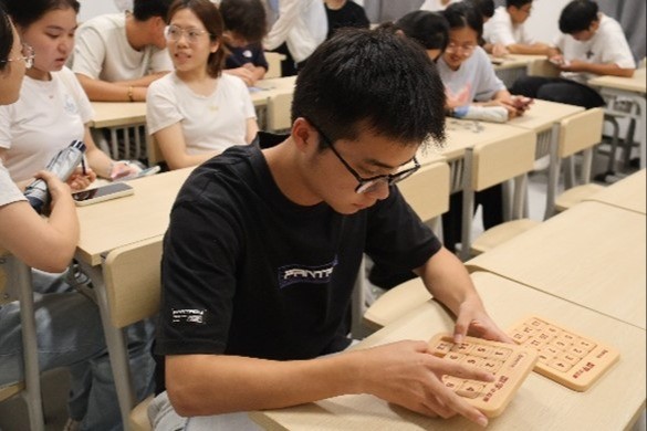 拼绘河海，忆百十风华——   52书库
开展趣味拼图挑战活动